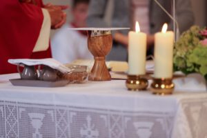 Wenn der Weg zur Kirche zu schwer wird – Hauskommunion