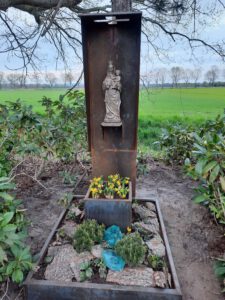 Neuer Marienbildstock am Wanderweg in Schwege